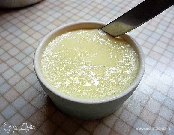 Готовый десерт полностью охлаждаем, проводим ножом между стенками формы и краями охлажденного десерта, чтобы пудинг отделился от формы. Прикрываем форму с пудингом тарелкой сверху, а затем резко переворачиваем, потому что внизу под пудингом находится жидкий карамельный соус.