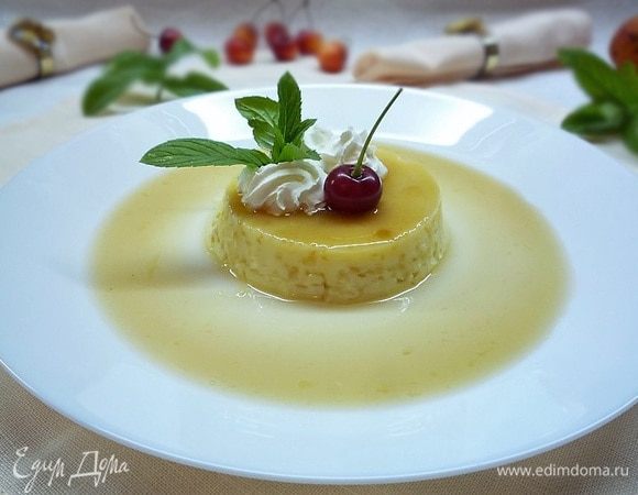 Снимаем форму. По желанию украшаем ягодами, взбитыми сливками, мятой и подаем на стол. 