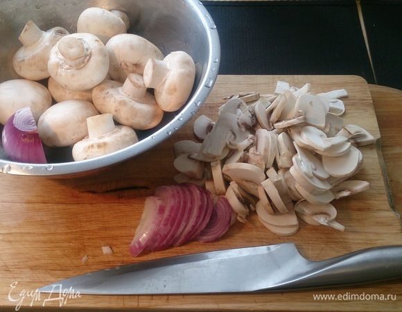 Нарезаем грибы и лук.