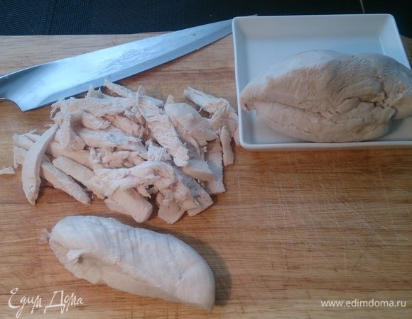 Нарезаем соломкой отварные куриные грудки.