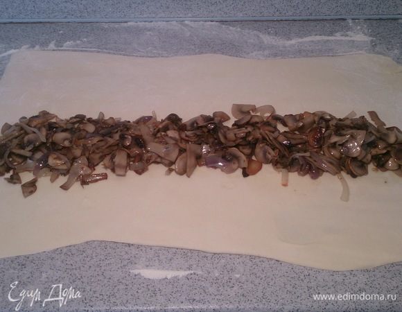 Выкладываем остывшие жареные грибы с луком.