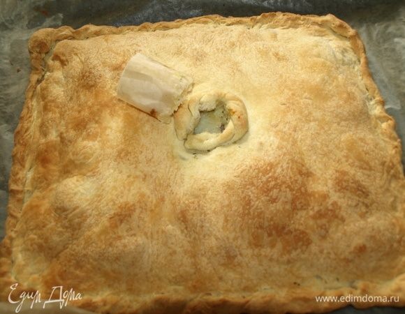 Смазать верх пирога растительным маслом и отправить в заранее разогретую до 180°С духовку примерно на 40 минут, пока пирог не зарумянится (все зависит от вашей духовки). Готовый пирог достать, немного остудить. 