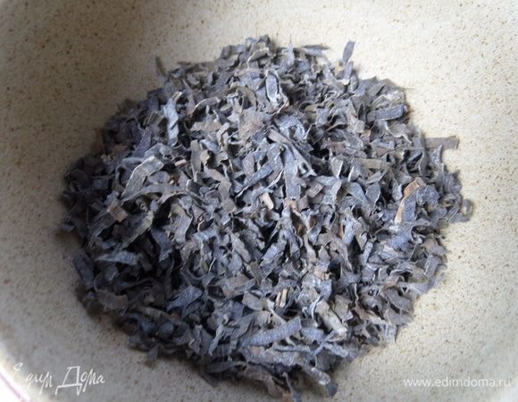 В оригинальном рецепте был определенный вид водорослей вакаме, я же достала из шкафчика, что есть.