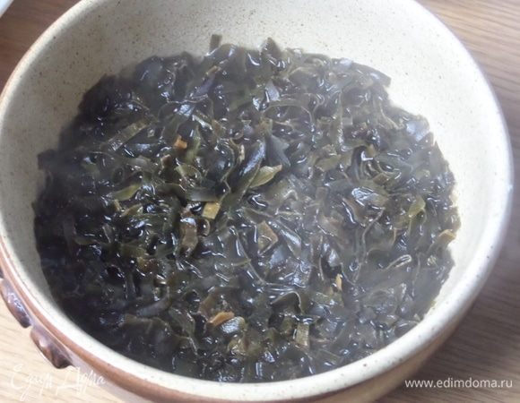 Залить сушеные водоросли кипятком, накрыть и пока оставить.