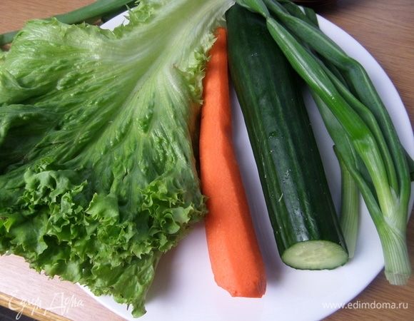 Подготовить, очистить овощи. Если маленькие огурцы, то 2 шт.