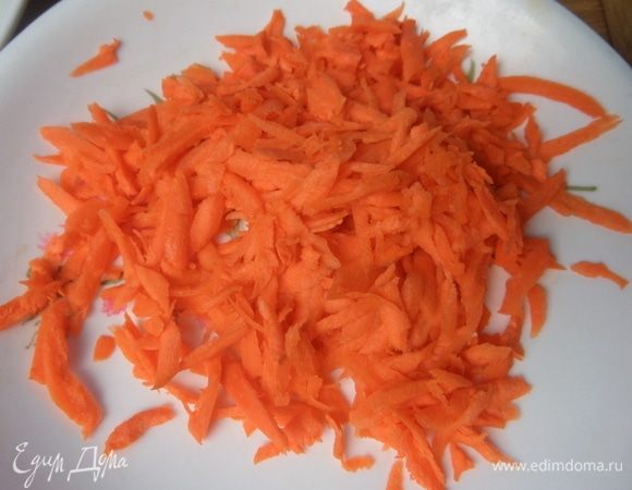 Морковь крупно натереть.