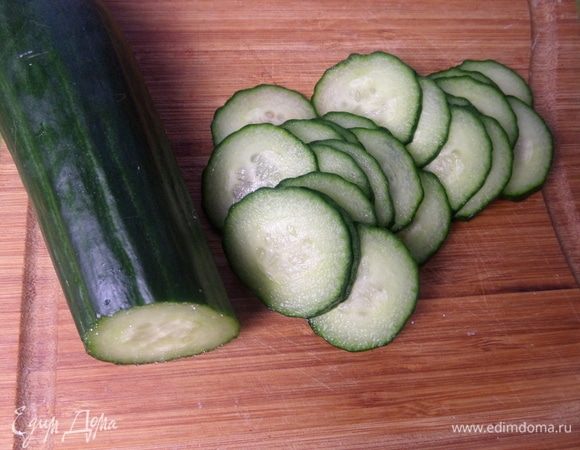 Огурец тонко нарезать.