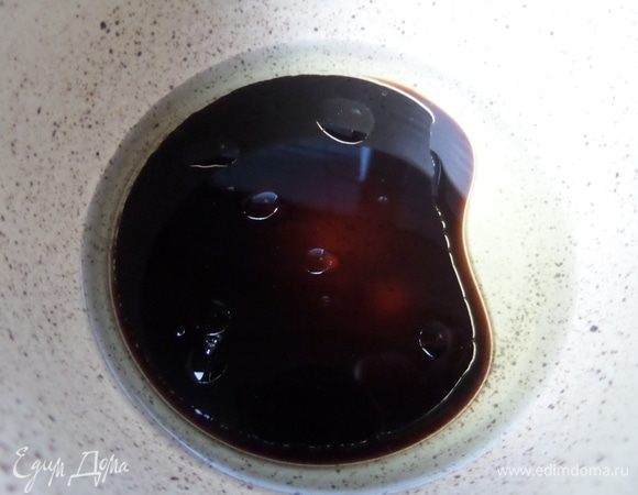 Для заправки смешать уксус (у меня яблочный), масло и соевый соус.