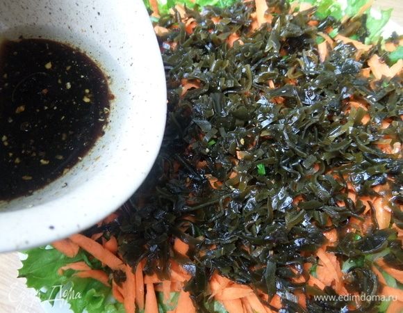 Полить салат равномерно заправкой.