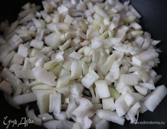 Репчатый лук почистить, порезать мелкими кубиками.