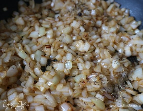 Разогреть  на  сковороде оливковое масло (можно взять другое растительное масло) и обжарить  лук до золотистого цвета. Ближе к концу обжаривания лука добавить ягоды можжевельника, орегано (или майоран), тмин, сахар, черный свежемолотый перец и соль (0,7 ч. л.). Перемешать.