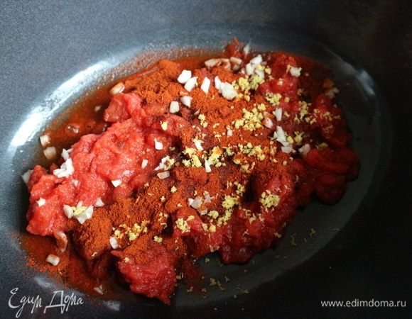 Помидорную пассату немного обжарить на сухой сковороде, чтобы выпарилась жидкость. В чугунной жаровне смешать помидорную пассату с паприкой, цедрой, солью ( 0,3 ч. л.) и мелко порубленным чесноком. Добавить уксус. 