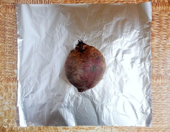 Ризотто для начинки и свеклу лучше приготовить накануне. Свеклу для этого рецепта нужно брать очень крупную, чтобы удобнее было делать равиоли. Для начала свеклу хорошо промыть, обсушить и завернуть в фольгу. Запекать при 180°С до мягкости. В зависимости от размера свеклы на это может уйти от 50 мин. до 1 ч. 40 мин. У меня на это ушло 1 ч. 40 мин.