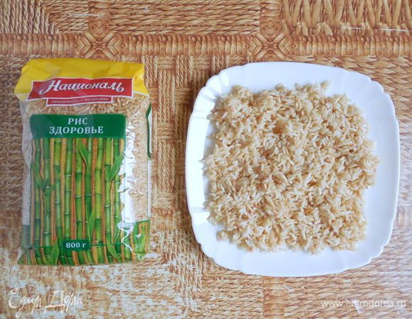 Пока свекла запекается, приготовим ризотто, которое станет начинкой для равиоли. Поставить на средний огонь небольшую кастрюлю с водой для варки риса (воды должно быть не меньше 1 л). Добавить соль, промытый рис Здоровье ТМ «Националь» и варить 15 мин., изредка помешивая. Затем рис откинуть на сито и разложить на плоской тарелке, чтобы подсох.