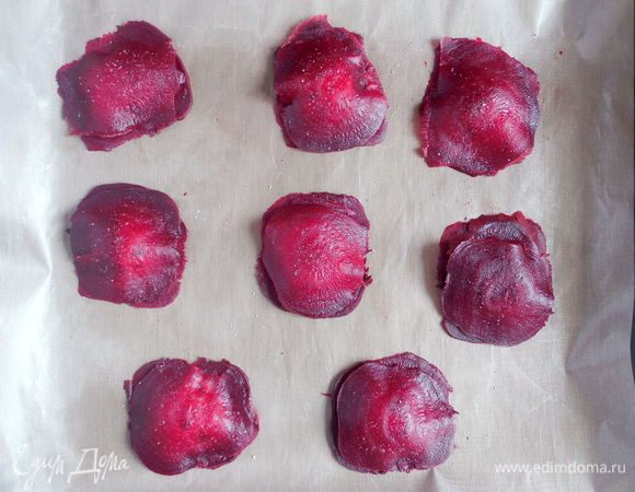 Накрыть начинку еще одним слайсом свеклы. 