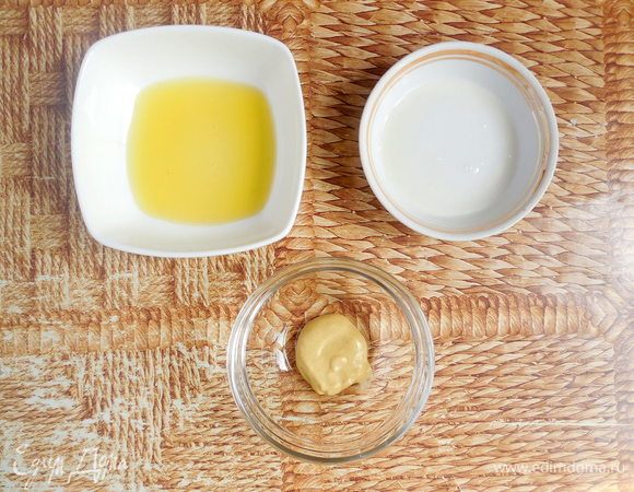 В это время приготовим заправку, которая оттенит землистый вкус свеклы. Удобнее всего заправку готовить в небольшой баночке с плотно закрывающейся крышкой. Итак, нужно смешать масло, горчицу, лимонный сок и воду. Банку закрыть крышкой и хорошо потрясти, чтобы получилась эмульсия. Приправить смесь по вкусу солью и перцем.