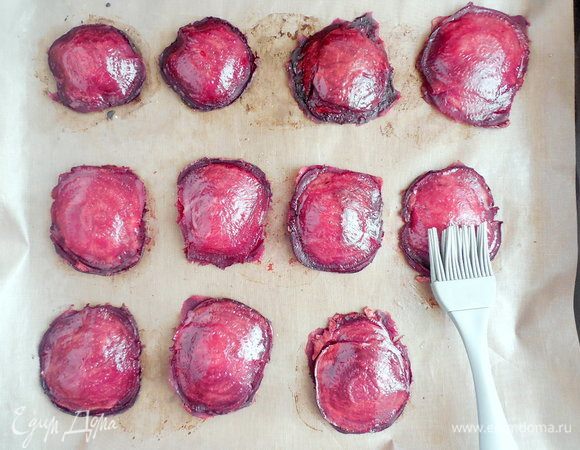 Тем временем равиоли уже пора доставать из духовки. Формочки для маффинов нужно убрать и еще горячие равиоли смазать заправкой. Оставить на 5 минут впитаться. 