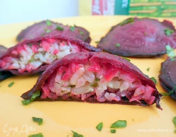 Для подачи оставшуюся петрушку мелко нарубить. Равиоли аккуратно снять лопаткой с противня, перенести на разделочную доску и подровнять края. Затем выложить на сервировочное блюдо, посыпать петрушкой и подать к столу теплыми. Приятного аппетита!