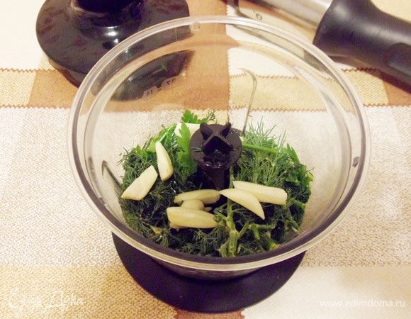 Жидкий мед, растительное (оливковое) масло, зелень петрушки и укропа, зубчики чеснока, сок лимона загрузить в чашу блендера и измельчить.