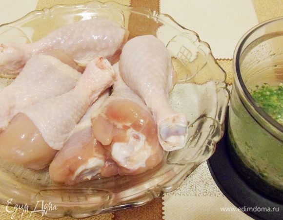 Куриные голени промыть. Обсушить бумажным полотенцем.