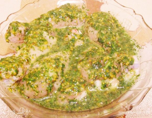 Залить голени медово-горчичным маринадом. Аккуратно перемешать.