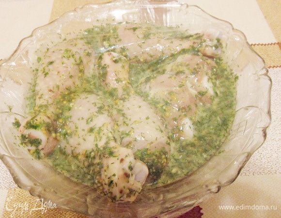 Закрыть пищевой пленкой и оставить мариноваться.