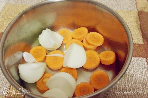 Пока голени маринуются, приготовим самый простой овощной бульон. Крупно порезать очищенные лук и морковь, залить водой, довести до кипения, после чего посолить и варить около получаса.