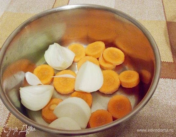 Пока голени маринуются, приготовим самый простой овощной бульон. Крупно порезать очищенные лук и морковь, залить водой, довести до кипения, после чего посолить и варить около получаса.