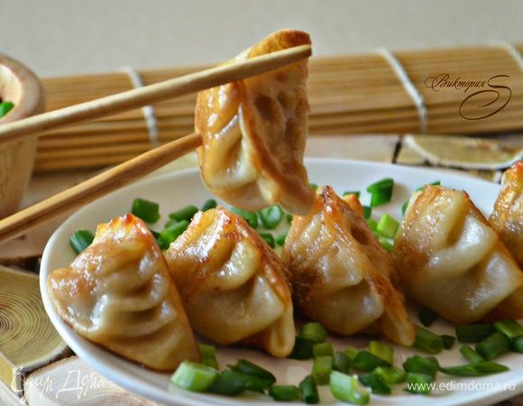 Подавайте гедза с соевым соусом и рубленым зеленым луком. Приобщитесь к японской кухне и, поверьте, это очень и очень вкусно!