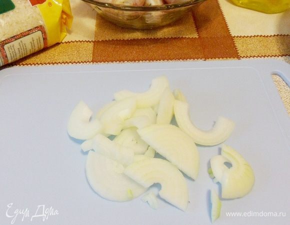Очищенный репчатый лук (крупная луковица) нарезать полукольцами.