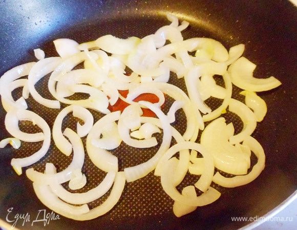 Обжарить на той же сковороде, где жарились копченые колбаски.