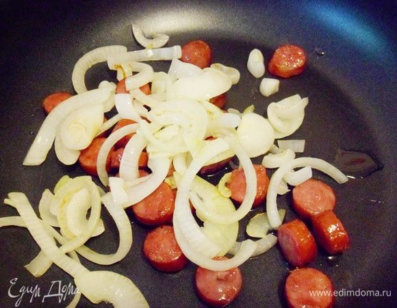 Затем переложить в общую сковороду к обжаренным колбаскам.