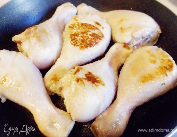 Куриные голени освободить от маринада. На сковороду добавить немного оливкового масла и обжарить куриные голени с двух сторон до золотистой корочки.