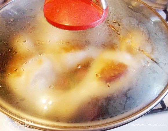 И тушить под крышкой 5-10 минут.