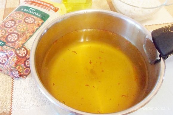 За это время часть овощного бульона перельем в сотейник, добавим шафран и прогреем бульон. Это нужно для того, чтобы шафран распустился и отдал свой золотистый цвет, неповторимый вкус и аромат.