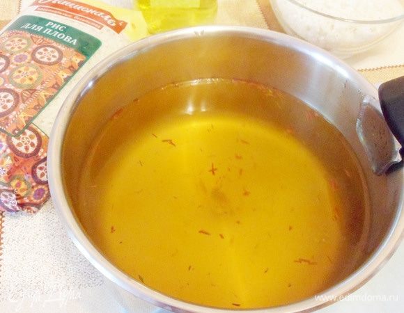 За это время часть овощного бульона перельем в сотейник, добавим шафран и прогреем бульон. Это нужно для того, чтобы шафран распустился и отдал свой золотистый цвет, неповторимый вкус и аромат.