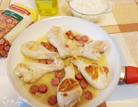 Голени красиво расположим на общей сковороде.