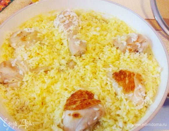 Много бульона добавлять не стоит. Его нужно добавлять постепенно по мере готовности риса.