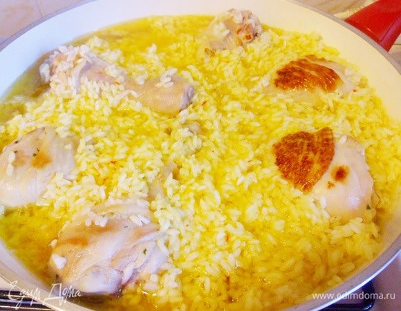 Постепенно рис заполняет всю сковороду. По мере необходимости добавляем бульон.