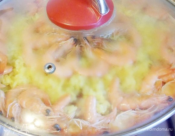 Если нужно, долить бульон и оставить креветки прогреваться под крышкой 5-10 минут до полной готовности риса.
