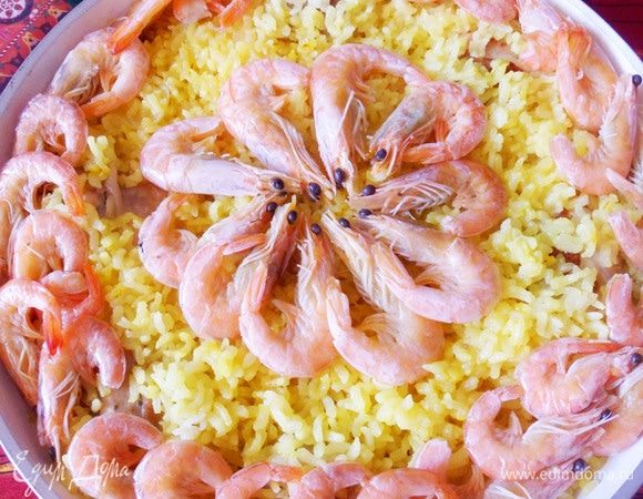 Рис с креветками, копчеными колбасками и курицей готов! Угощайтесь!