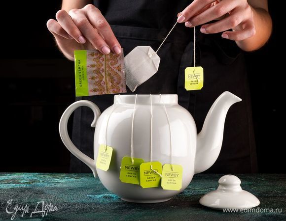 Заварите чай NEWBY «Зеленая сенча» и охладите.