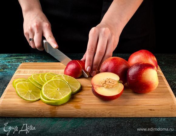 Нектарины нарежьте на дольки, лайм — кружочками.