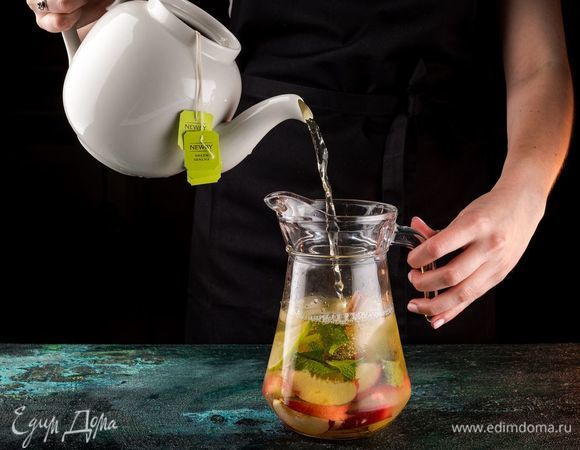 Добавьте заваренный чай Newby.