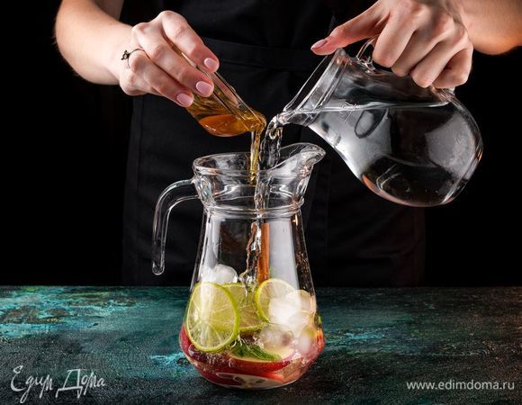 Добавьте минеральную воду и мед по вкусу. 