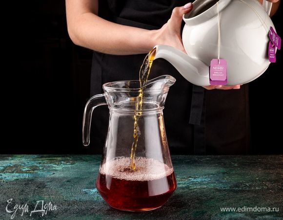 Добавьте охлажденный чай.