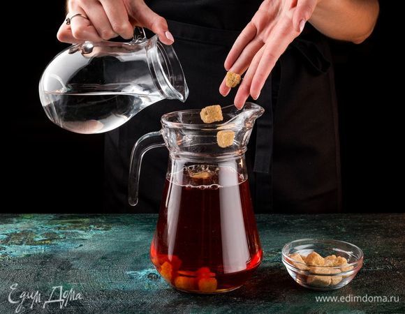 Добавьте по вкусу коричневый сахар и долейте минеральной воды. 