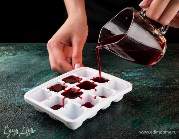 Ягодный сок предварительно разлейте в формочки для льда и заморозьте.