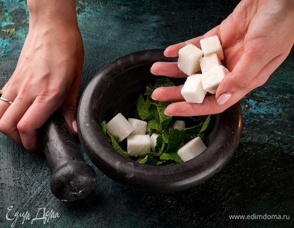 Листья мяты смешайте в ступке с сахаром и слегка разотрите.