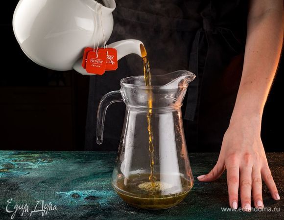 Залейте чаем мяту. Дайте ему настояться 5 минут и охладите.